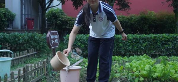 郫都四中学子解锁“新农人”技能，与幼苗共成长