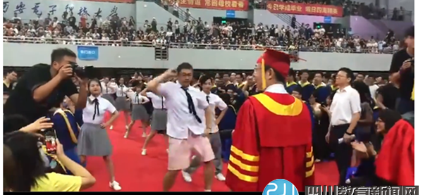 毕业生拦住校长尬舞走红 未来想当大学老师